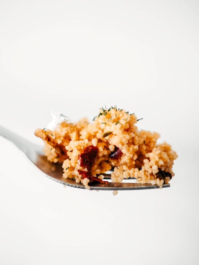 Indisches gewürztes Couscous, ein ayurvedisches vegetarisches Gericht, nahrhaft, vegan und köstlich, fördert Gesundheit und Wohlbefinden.